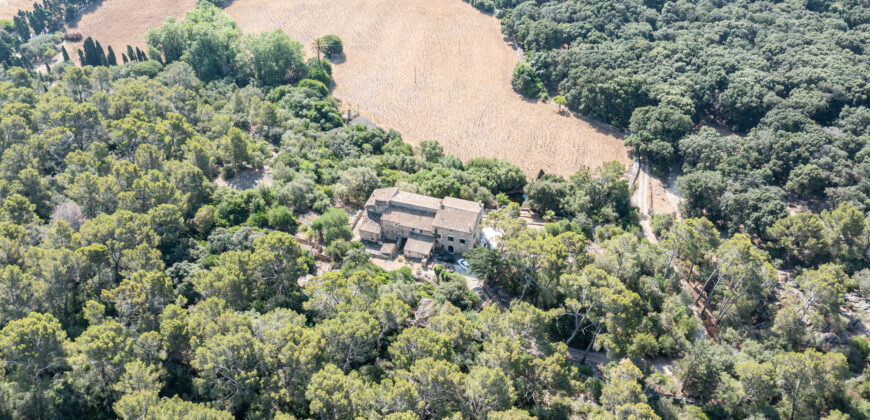 Historic estate in Pollença to renovate, with over 8,900 sq ft of built area and unique potential