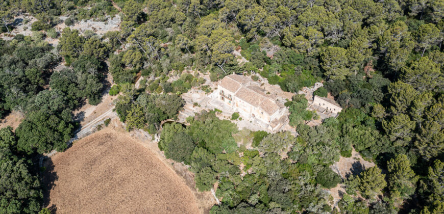 Historic estate in Pollença to renovate, with over 8,900 sq ft of built area and unique potential