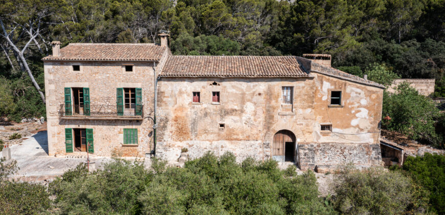 Historic estate in Pollença to renovate, with over 8,900 sq ft of built area and unique potential