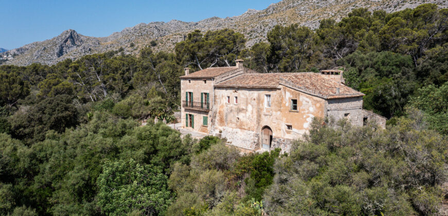 Historic estate in Pollença to renovate, with over 8,900 sq ft of built area and unique potential