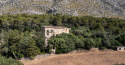 Historic estate in Pollença to renovate, with over 8,900 sq ft of built area and unique potential