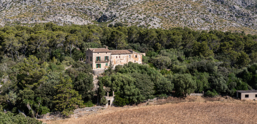 Historic estate in Pollença to renovate, with over 8,900 sq ft of built area and unique potential
