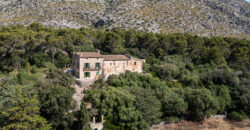 Historic estate in Pollença to renovate, with over 8,900 sq ft of built area and unique potential