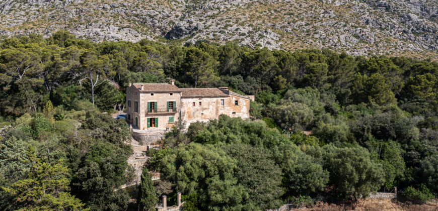Historic estate in Pollença to renovate, with over 8,900 sq ft of built area and unique potential
