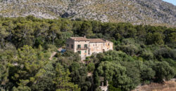 Historic estate in Pollença to renovate, with over 8,900 sq ft of built area and unique potential