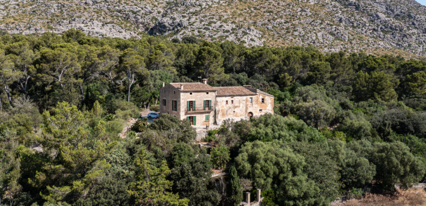 Historic estate in Pollença to renovate, with over 8,900 sq ft of built area and unique potential