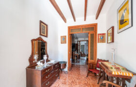 Casa de pueblo en venta en Ses Salines con terraza y gran potencial