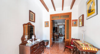 Casa de pueblo en venta en Ses Salines con terraza y gran potencial