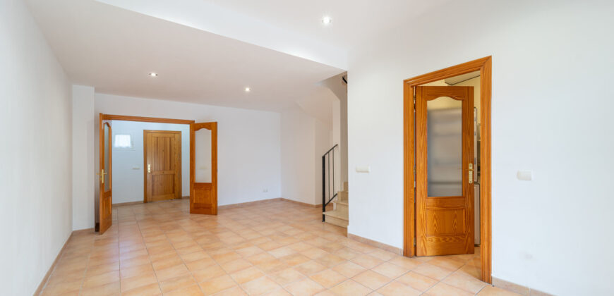 Townhouse for Rent in Ses Salines – space, light, and a prime location
