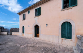 Casa de pueblo señorial en venta en Ses Salines: 6 habitaciones, gran jardín y terrazas