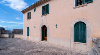 Casa de pueblo señorial en venta en Ses Salines: 6 habitaciones, gran jardín y terrazas