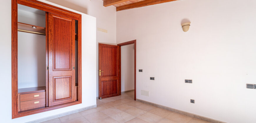 Casa de pueblo señorial en venta en Ses Salines: 6 habitaciones, gran jardín y terrazas