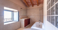 Casa de pueblo señorial en venta en Ses Salines: 6 habitaciones, gran jardín y terrazas
