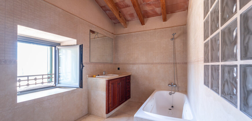 Casa de pueblo señorial en venta en Ses Salines: 6 habitaciones, gran jardín y terrazas