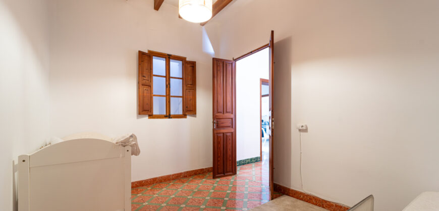 Village house for rent in Ses Salines with large patio — 4 bedrooms, 140 m², quiet street Village house for rent in Ses Salines with large patio — 4 bedrooms, 140 m², quiet street