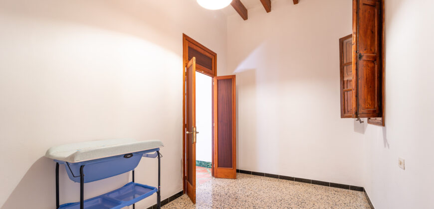 Village house for rent in Ses Salines with large patio — 4 bedrooms, 140 m², quiet street Village house for rent in Ses Salines with large patio — 4 bedrooms, 140 m², quiet street