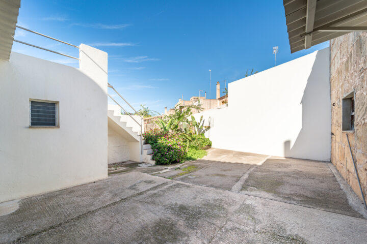 Village house for rent in Ses Salines with large patio — 4 bedrooms, 140 m², quiet street