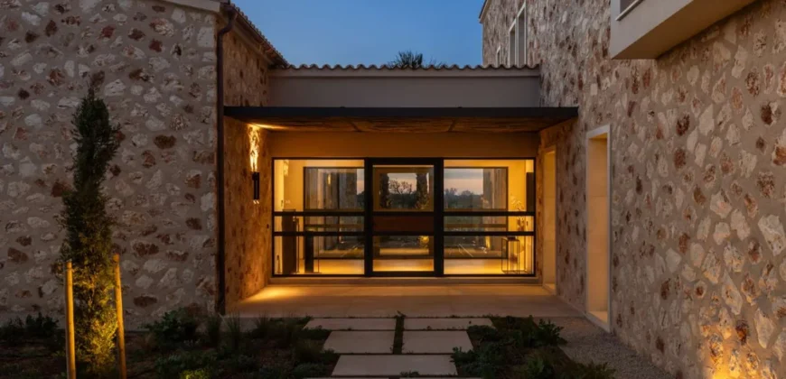 Newly built natural stone country house in Santanyí: Minimalist design and cutting-edge technology