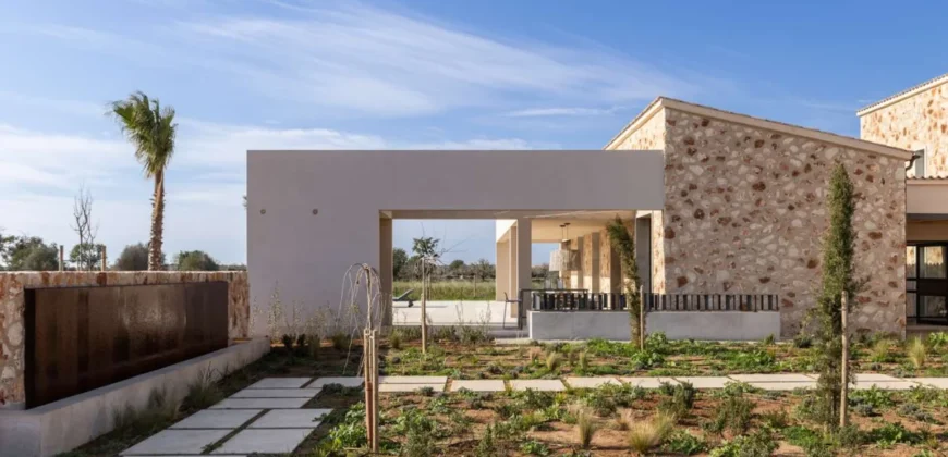 Newly built natural stone country house in Santanyí: Minimalist design and cutting-edge technology