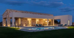 Newly built natural stone country house in Santanyí: Minimalist design and cutting-edge technology