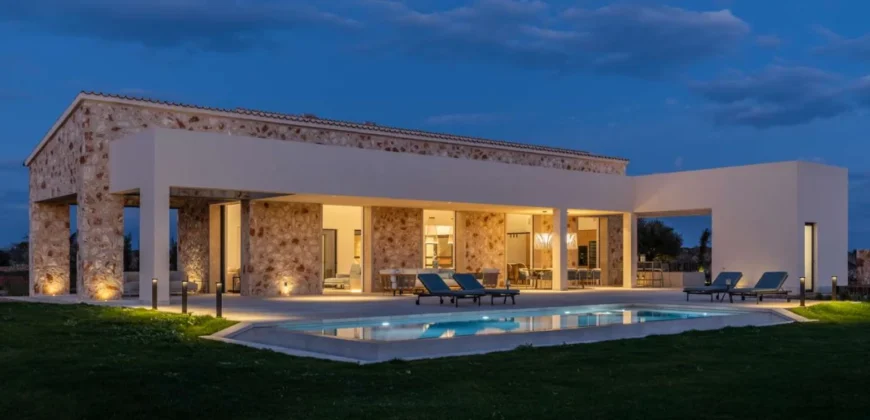 Newly built natural stone country house in Santanyí: Minimalist design and cutting-edge technology