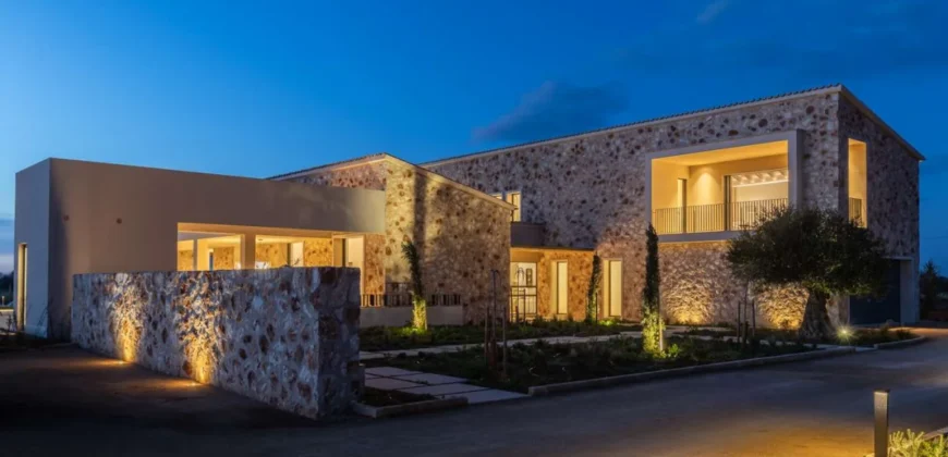 Newly built natural stone country house in Santanyí: Minimalist design and cutting-edge technology