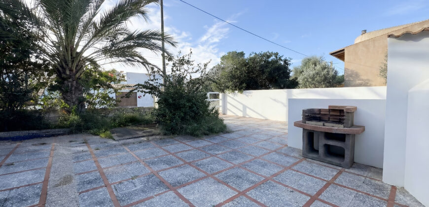 Alquiler de chalet en Sa Rápita: Planta baja de 4 habitaciones con gran jardín y barbacoa