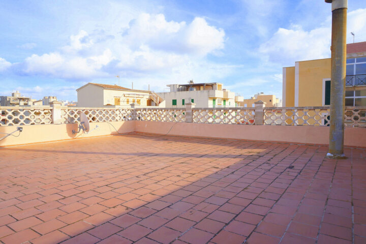 Alquiler de piso en Colonia de Sant Jordi: 3 habitaciones, chimenea y terraza en azotea