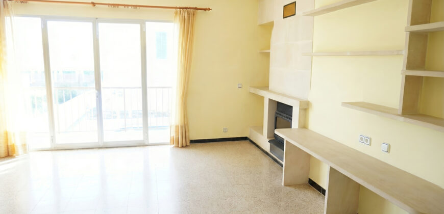 Alquiler de piso en Colonia de Sant Jordi: 3 habitaciones, chimenea y terraza en azotea