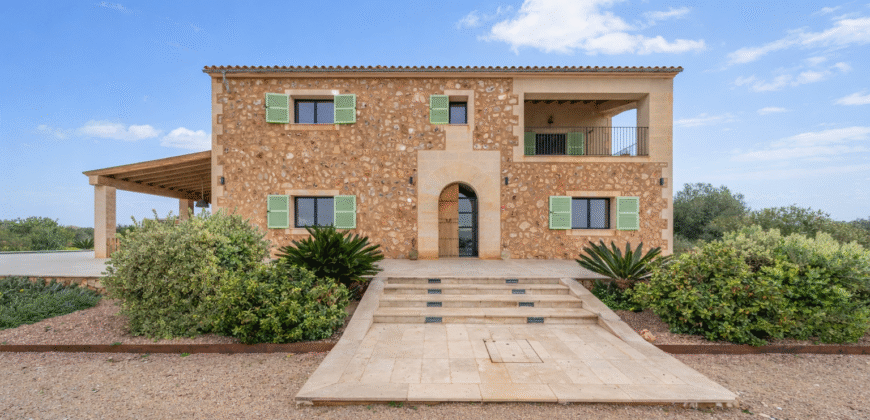 Espectacular Villa de Lujo en Ses Salines: Arquitectura tradicional, interior de diseño y privacidad absoluta