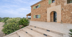Espectacular Villa de Lujo en Ses Salines: Arquitectura tradicional, interior de diseño y privacidad absoluta