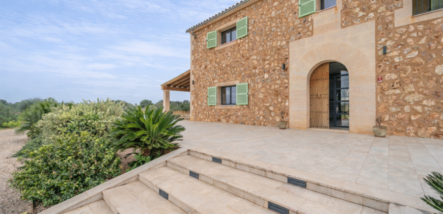 Espectacular Villa de Lujo en Ses Salines: Arquitectura tradicional, interior de diseño y privacidad absoluta