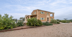 Espectacular Villa de Lujo en Ses Salines: Arquitectura tradicional, interior de diseño y privacidad absoluta