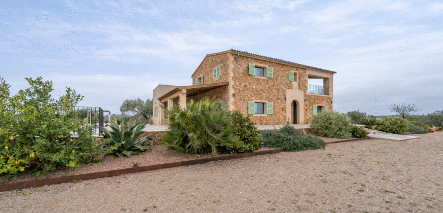 Espectacular Villa de Lujo en Ses Salines: Arquitectura tradicional, interior de diseño y privacidad absoluta