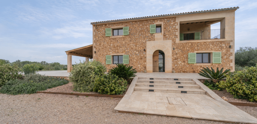 Espectacular Villa de Lujo en Ses Salines: Arquitectura tradicional, interior de diseño y privacidad absoluta