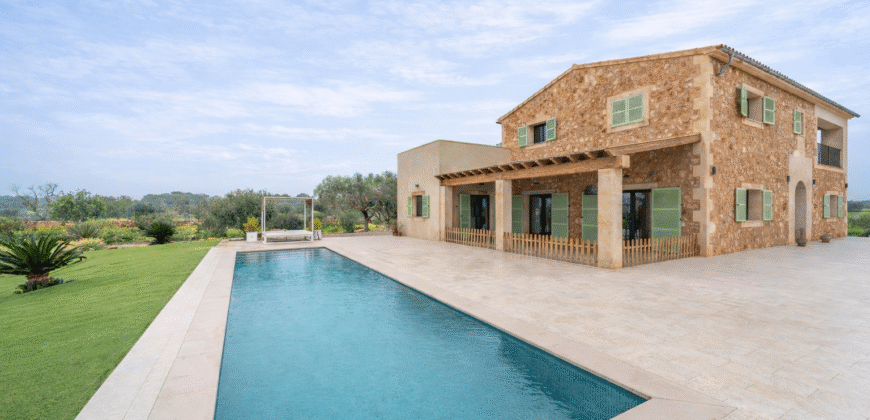 Espectacular Villa de Lujo en Ses Salines: Arquitectura tradicional, interior de diseño y privacidad absoluta