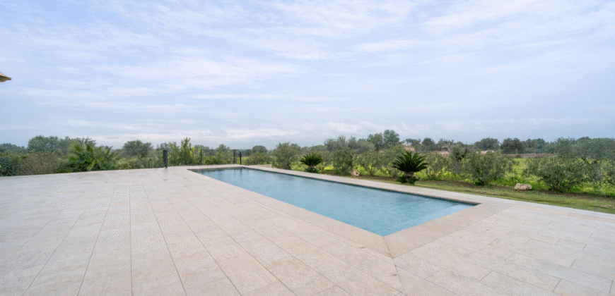 Espectacular Villa de Lujo en Ses Salines: Arquitectura tradicional, interior de diseño y privacidad absoluta