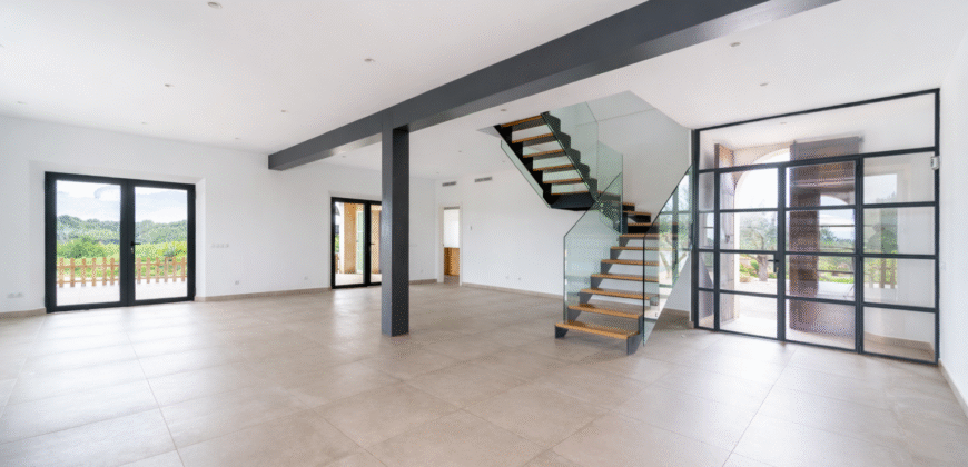 Espectacular Villa de Lujo en Ses Salines: Arquitectura tradicional, interior de diseño y privacidad absoluta