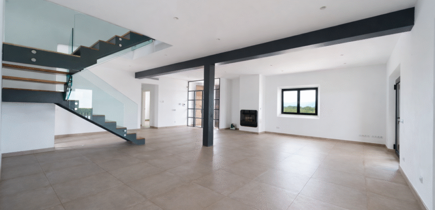 Espectacular Villa de Lujo en Ses Salines: Arquitectura tradicional, interior de diseño y privacidad absoluta