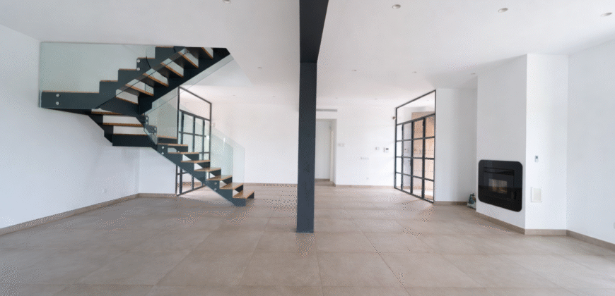 Espectacular Villa de Lujo en Ses Salines: Arquitectura tradicional, interior de diseño y privacidad absoluta