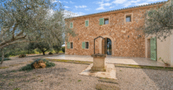 Espectacular Villa de Lujo en Ses Salines: Arquitectura tradicional, interior de diseño y privacidad absoluta