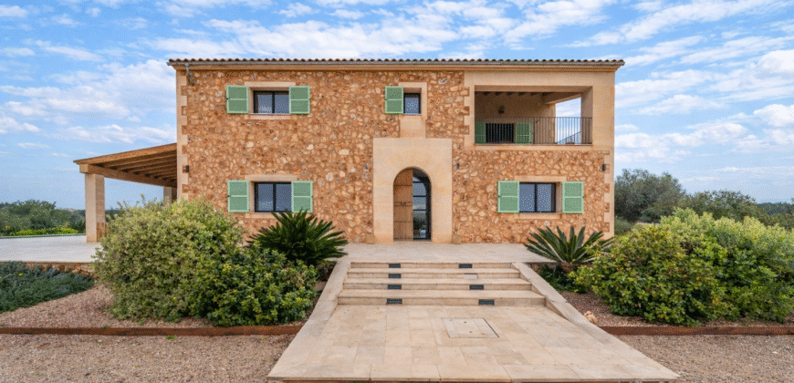 Espectacular Villa de Lujo en Ses Salines: Arquitectura tradicional, interior de diseño y privacidad absoluta