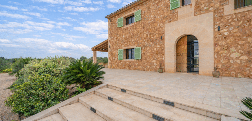 Espectacular Villa de Lujo en Ses Salines: Arquitectura tradicional, interior de diseño y privacidad absoluta
