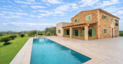 Espectacular Villa de Lujo en Ses Salines: Arquitectura tradicional, interior de diseño y privacidad absoluta