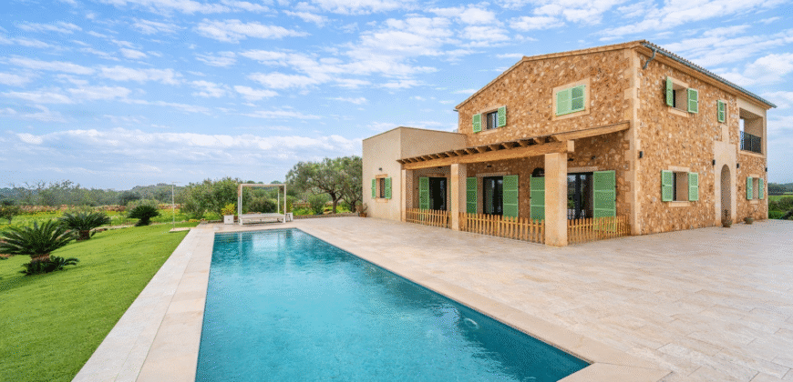 Espectacular Villa de Lujo en Ses Salines: Arquitectura tradicional, interior de diseño y privacidad absoluta