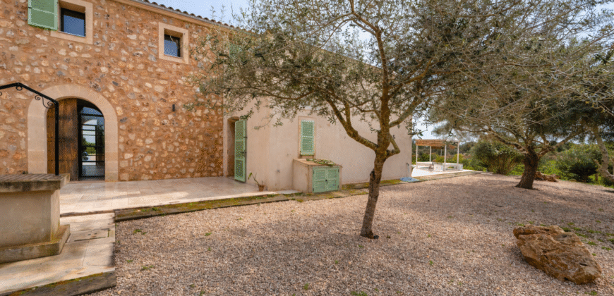 Espectacular Villa de Lujo en Ses Salines: Arquitectura tradicional, interior de diseño y privacidad absoluta