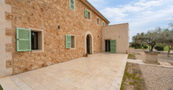Espectacular Villa de Lujo en Ses Salines: Arquitectura tradicional, interior de diseño y privacidad absoluta