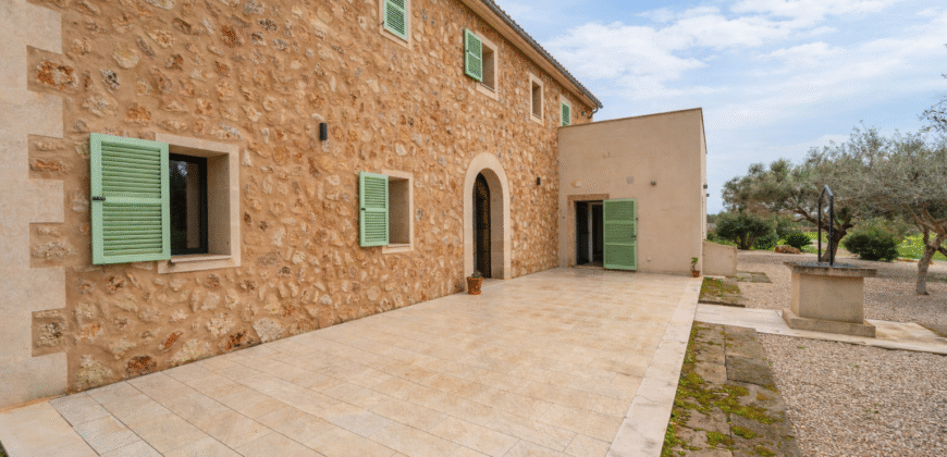 Espectacular Villa de Lujo en Ses Salines: Arquitectura tradicional, interior de diseño y privacidad absoluta