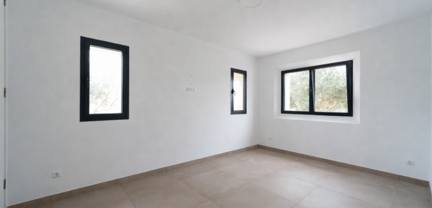 Espectacular Villa de Lujo en Ses Salines: Arquitectura tradicional, interior de diseño y privacidad absoluta