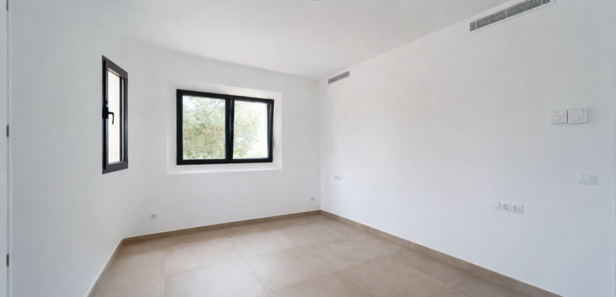 Espectacular Villa de Lujo en Ses Salines: Arquitectura tradicional, interior de diseño y privacidad absoluta